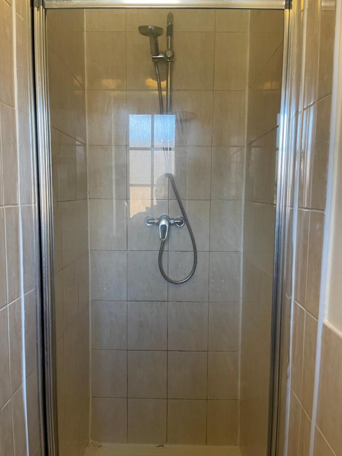 Large, Quiet, Sleeps 16, 4 Bathrooms, Parking, レスター エクステリア 写真