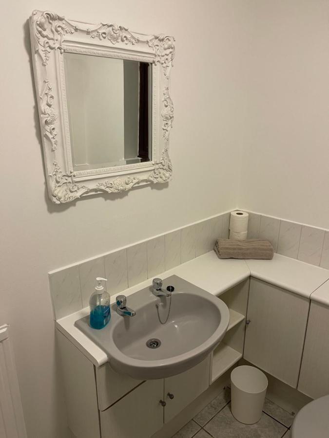 Large, Quiet, Sleeps 16, 4 Bathrooms, Parking, レスター エクステリア 写真