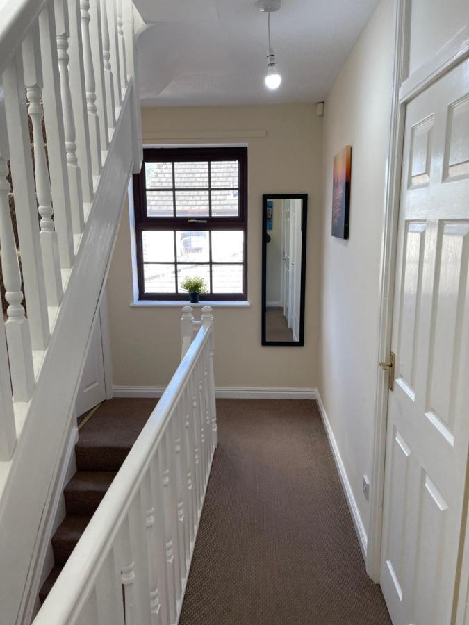 Large, Quiet, Sleeps 16, 4 Bathrooms, Parking, レスター エクステリア 写真