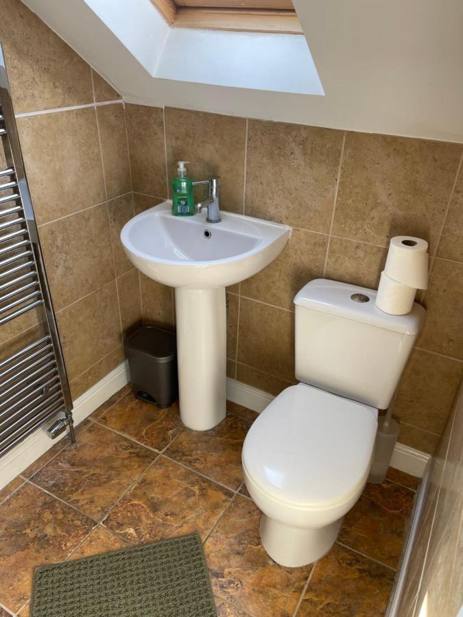 Large, Quiet, Sleeps 16, 4 Bathrooms, Parking, レスター エクステリア 写真