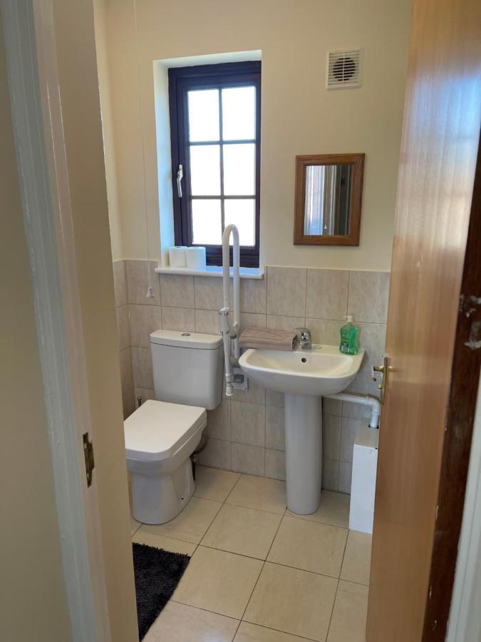 Large, Quiet, Sleeps 16, 4 Bathrooms, Parking, レスター エクステリア 写真