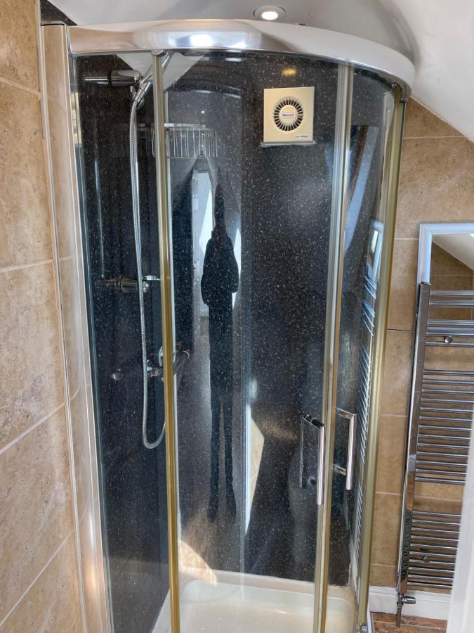Large, Quiet, Sleeps 16, 4 Bathrooms, Parking, レスター エクステリア 写真