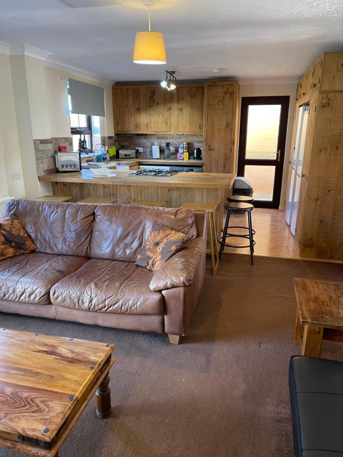 Large, Quiet, Sleeps 16, 4 Bathrooms, Parking, レスター エクステリア 写真